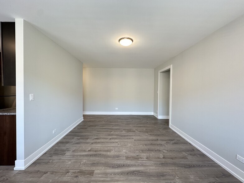 Building Photo - 533 W Surf St