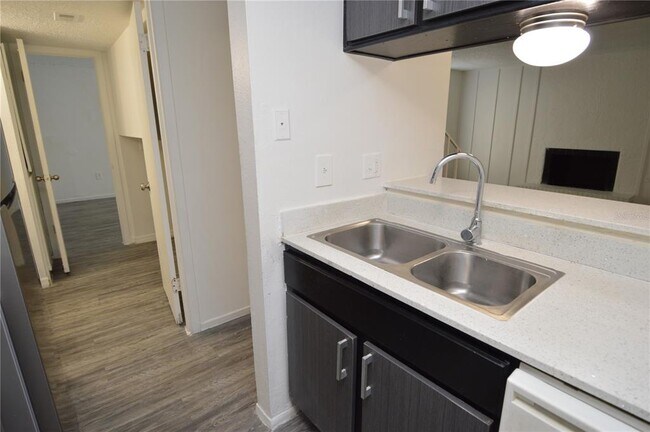 Building Photo - 5006 Moro Manor Dr