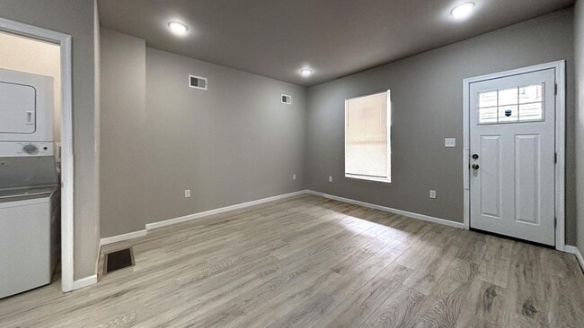 Building Photo - Modern 3-Bedroom Rental with Stainless Ste...