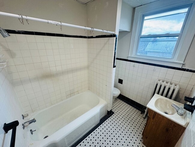 Building Photo - STUDIO APARTMENT WITH HEAT INCLUDED AVAILABLE NOW!