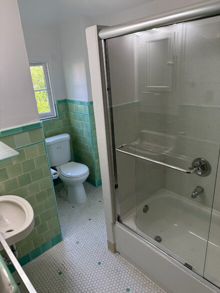 Building Photo - 1700 Le Roy Ave