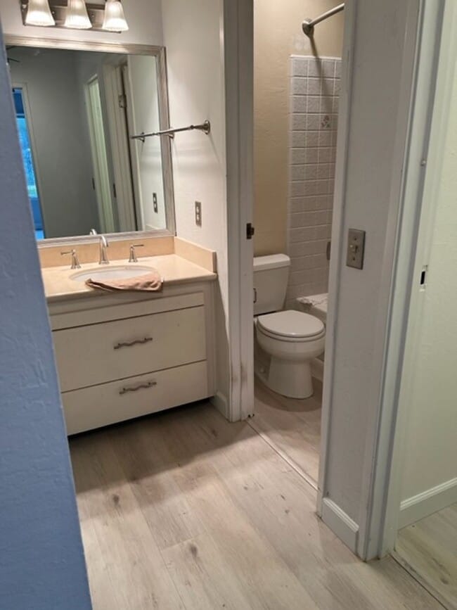 Building Photo - Great One Bedroom Condo Golden Oaks Monterey