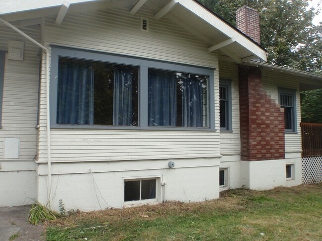 Building Photo - Two story, 7 Bedroom 2 Bath House on South Hill!