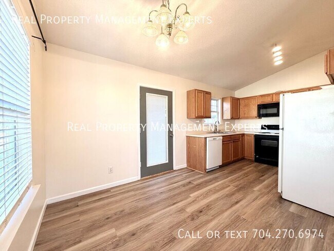 Building Photo - 123 Garden St