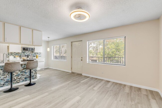 Building Photo - Spacious, sleek & central: 2Bedroom/2Bath condo in Daytona Beach!