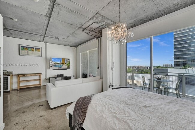 Building Photo - 444 NE 30th St