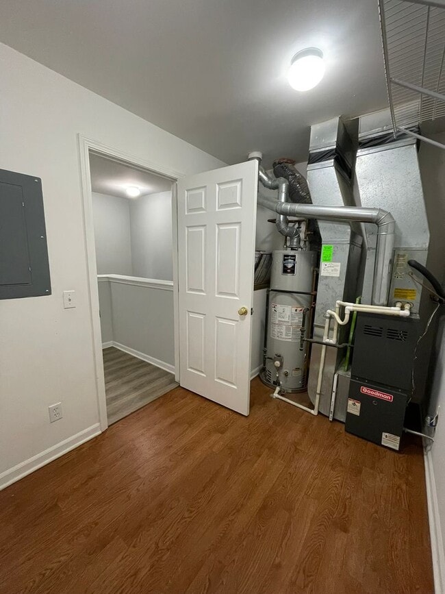 Building Photo - Bright Upper Condo with Garage | Near Shopping & Trails