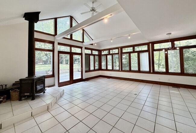 Building Photo - 15 Harvey Pl
