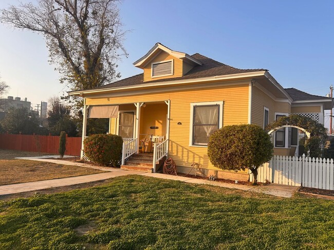 Building Photo - Cute home for rent in Lemoore!