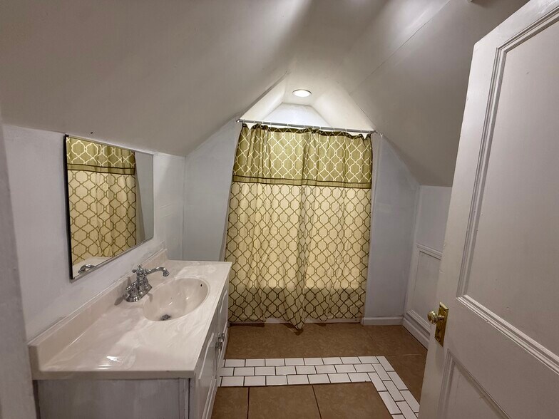 Building Photo - 321 E Stoddard St