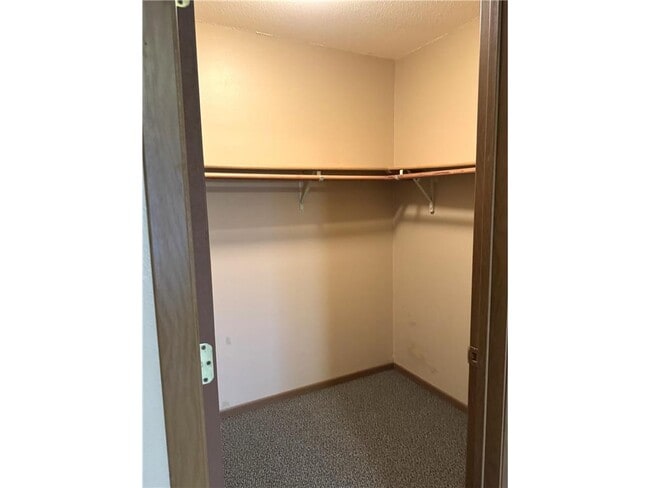 Building Photo - 611 Main St S