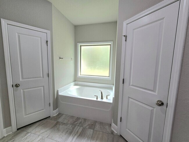 Building Photo - 3-Bedroom Home - Parkside Commons