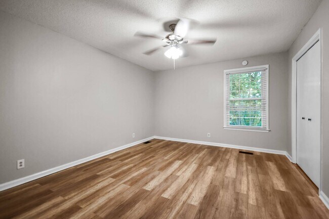 Building Photo - Two Bedroom in Sango!