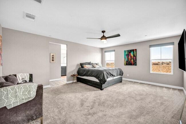 Building Photo - Spacious 5-Bedroom Home with Loft, Pool & Mountain Views