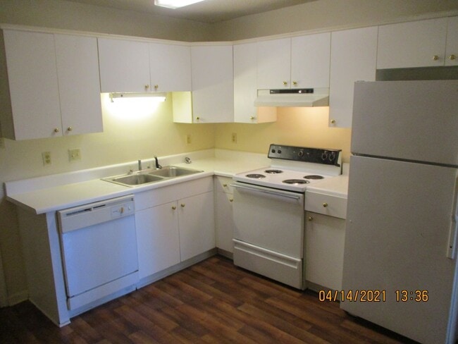 Building Photo - 900 9th Ave