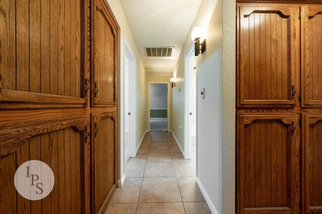 Building Photo - Woodward Park Home, 3BR/2BA, Pool, Spa, Gr...