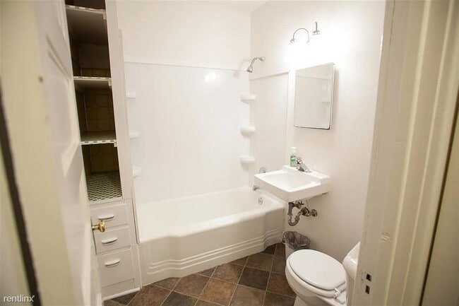 Building Photo - 910 Dewey Ave