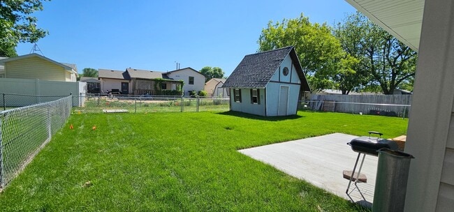 Building Photo - 3 bedroom, 1.5 bath, newly remodeled