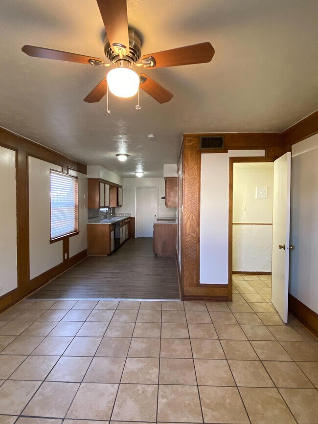 Building Photo - 704 Skyline Dr