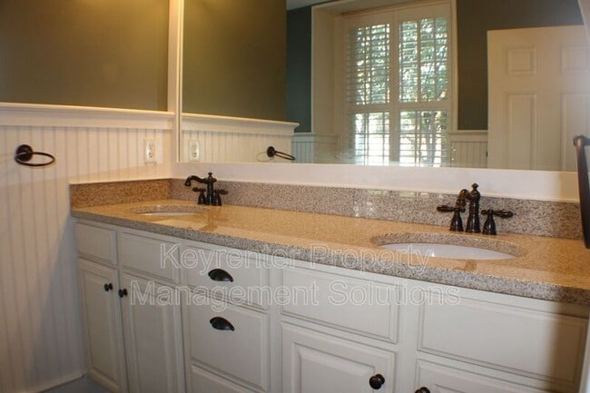 Building Photo - 100 W Village Dr