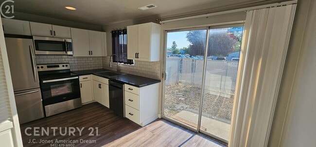 Building Photo - 2 Bed, 1.5 Bath Town Home North Medford
