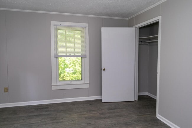 Building Photo - 115 E Parker Rd