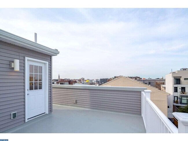 Building Photo - Stunning Modern Townhome in the Heart of Northern Liberties