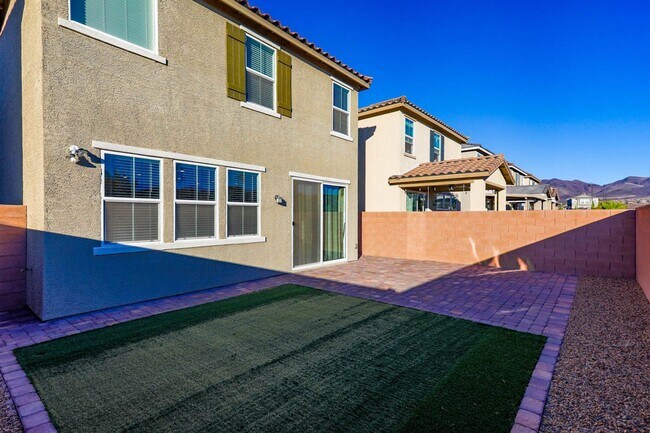 Building Photo - INSPIRADA BEAUTY WITH BED AND FULL BATH ON 1ST FLOOR