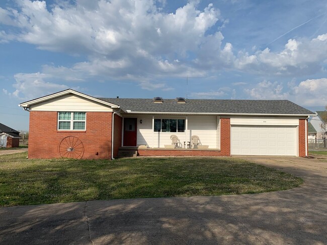 Building Photo - Property on approx 1 acre with lots of upd...