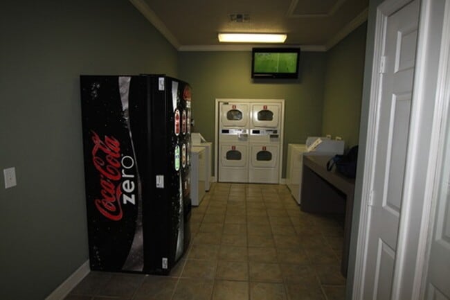 Building Photo - TEMPLE TERRACE: Second floor unit $1450 month. Gated Community! Convenient to USF