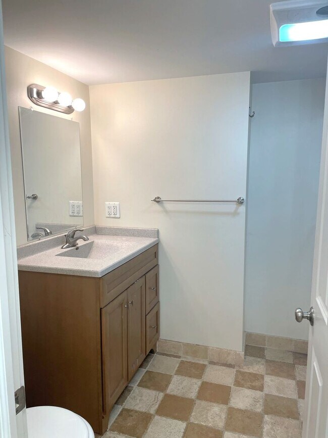 Building Photo - 903 Dewey Ave