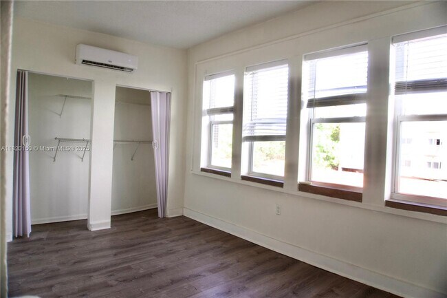 Building Photo - 501 SW 6th Ct