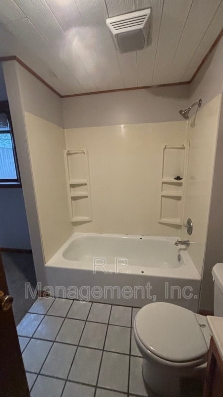 Building Photo - 1425 Meadowmoor Dr NE