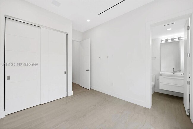 Building Photo - 1615 NE 3rd Ct