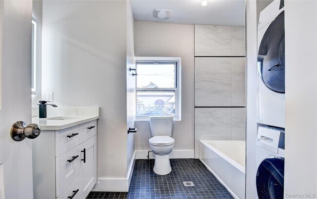 Building Photo - 292 Main St