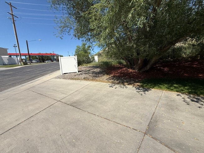 Building Photo - 3 Bed 2 Bath Large Beautiful Home
