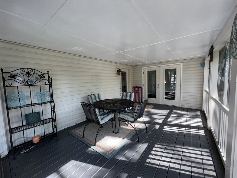 Screened in porch with outdoor seating - 6002 Stern Ct