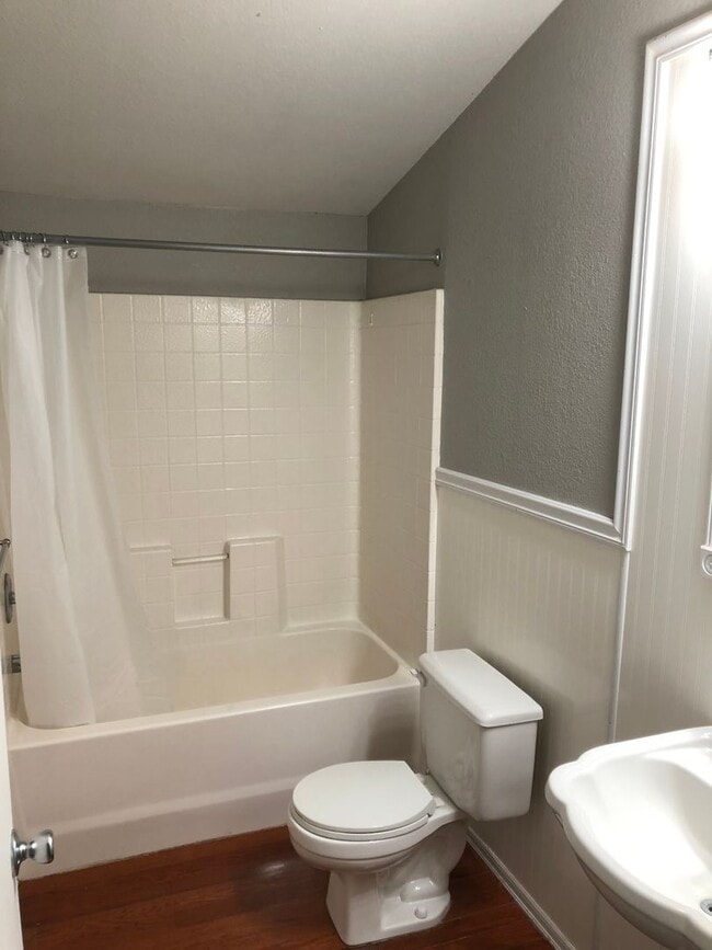 Building Photo - Large 4 Bedroom House in Sheridan