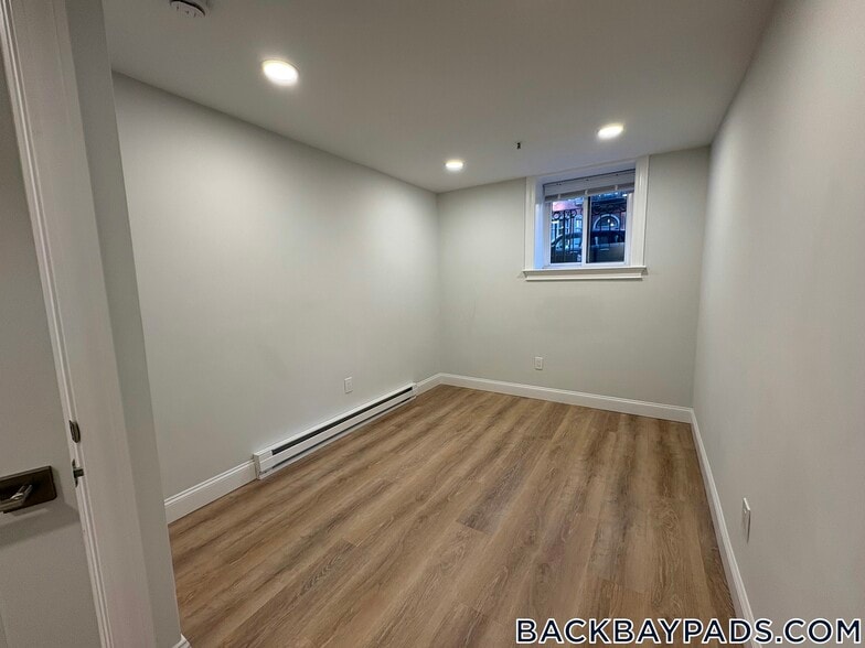 Building Photo - 529 Beacon St