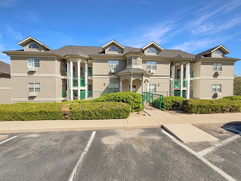 Building Photo - 815 Holiday Rdg