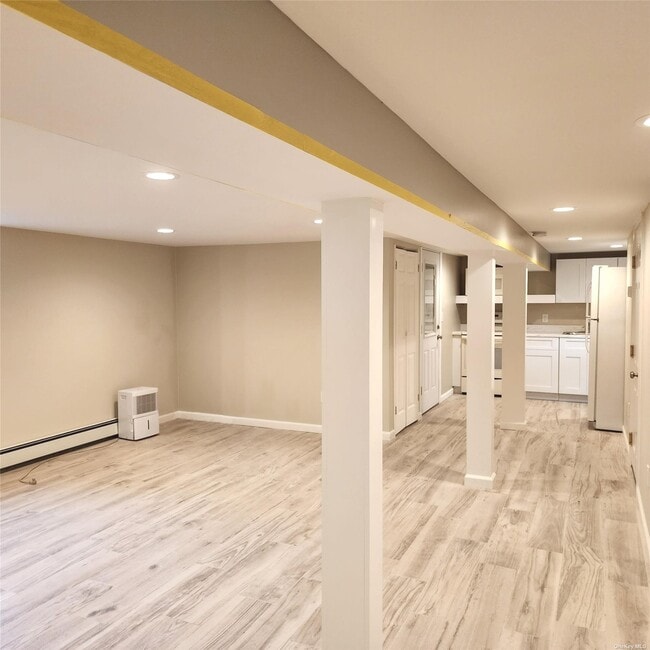 Building Photo - 384 Soundview Dr