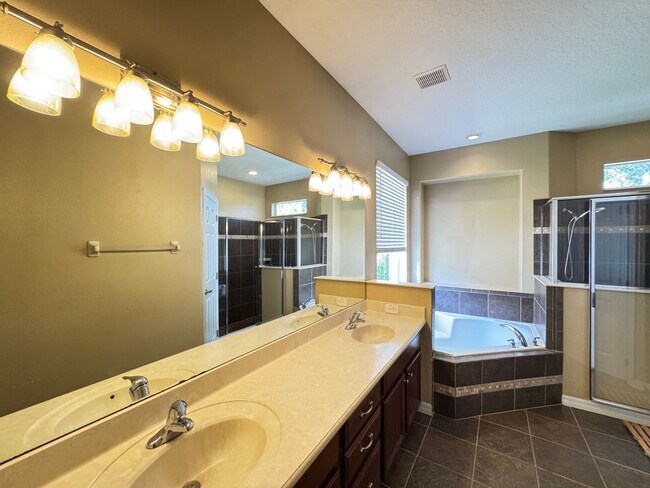 Building Photo - Windermere single family house with water ...