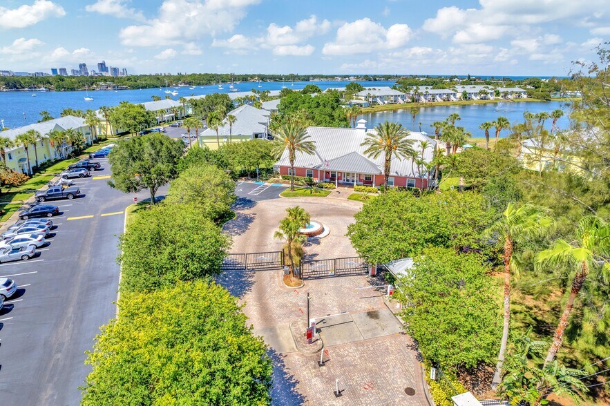 Building Photo - 3743 Pompano Dr SE