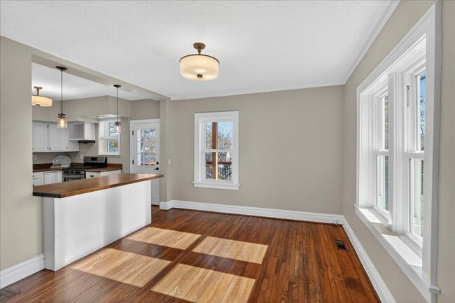 Building Photo - 1420 Bredell Ave