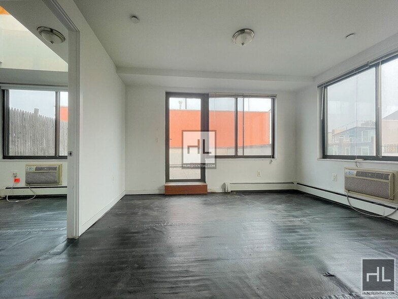 Building Photo - METROPOLITAN AVENUE