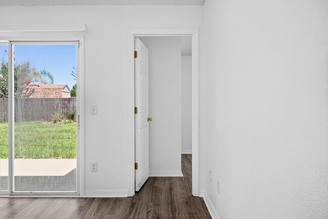 Building Photo - 15 Renmont Ct