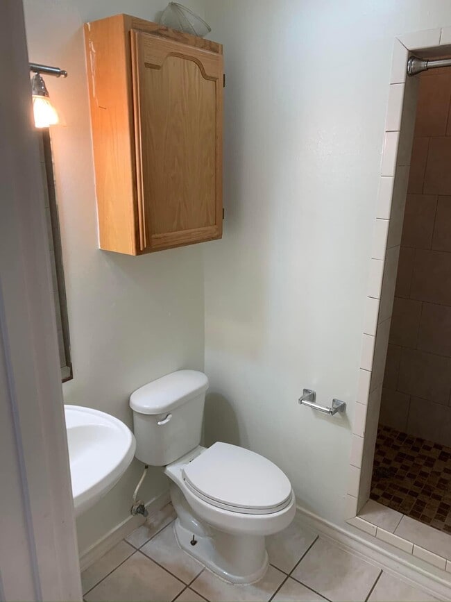 Building Photo - 1000 Ranchway Dr