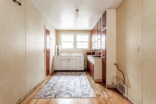 Building Photo - 335 W Cortland Ave