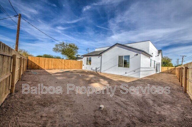 Building Photo - 212 2nd Ave E