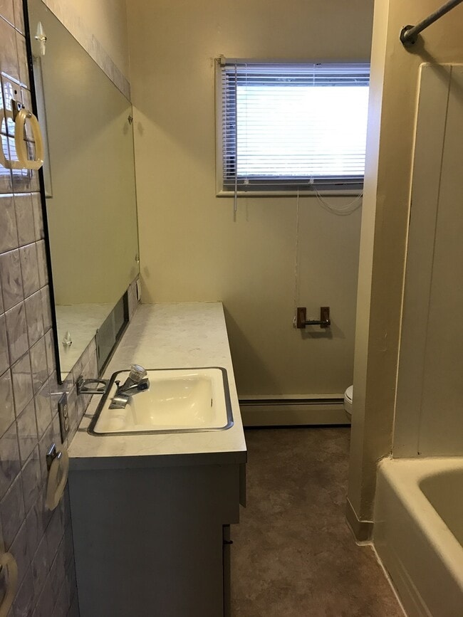 Building Photo - 1618 Maple Grove Rd